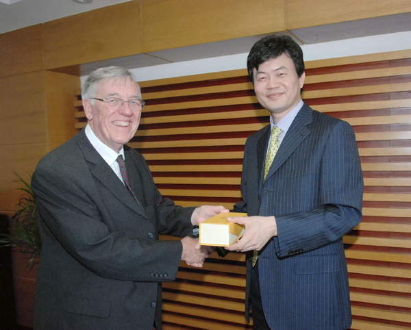 CNAS 秘书长肖建华会见ISO/TC212第一工作组组长、ISO 15189起草组召集人John James先生